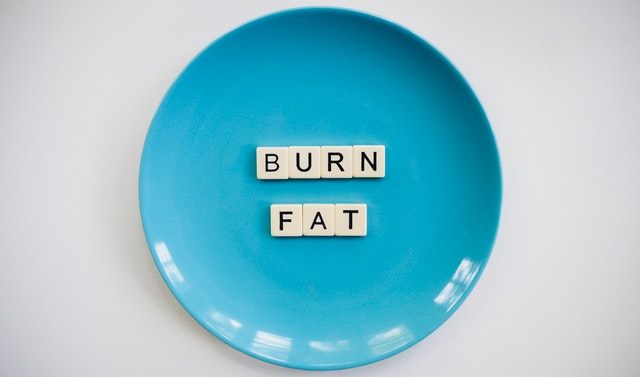 modrý talíř, nápis „burn fat“
